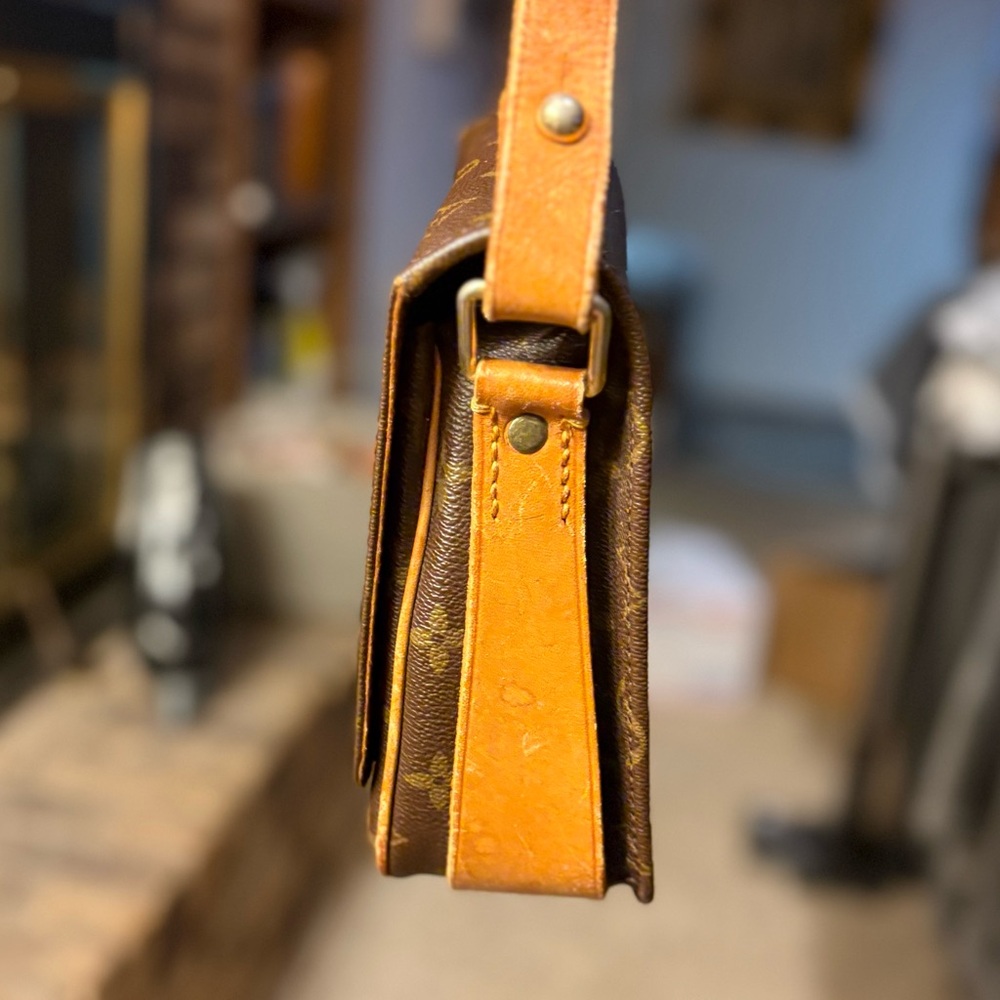 ✨ STUNNING VINTAGE LOUIS VUITTON CARTOUCHIERE ✨ INCLUDES VINTAGE LV DUST BAG - Picture 5 of 13